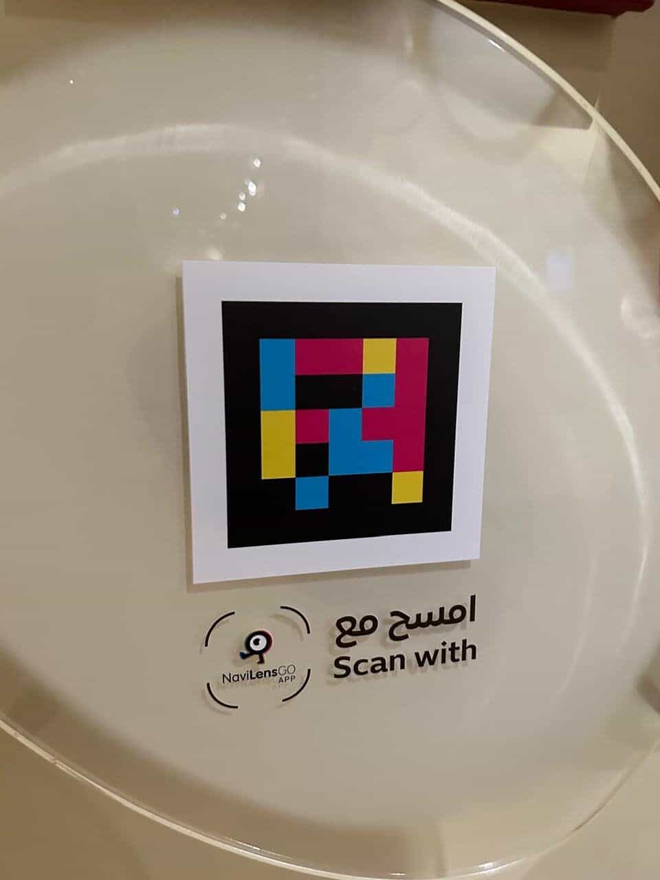 「Scan with NaviLens GO」という凡例が付いたNaviLensコードのマクロ詳細