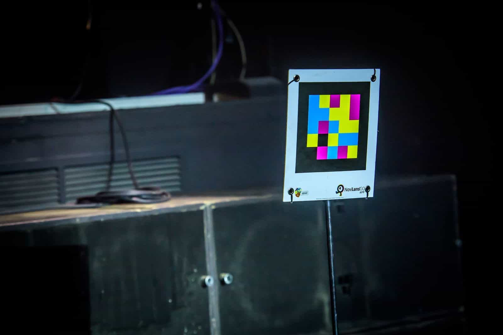 Codice NaviLens GO sul palo del palco