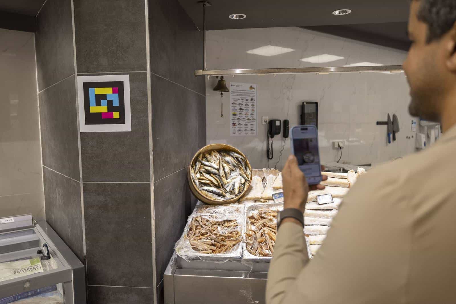 HiperDino Miller — Code neben der Salzfischtheke