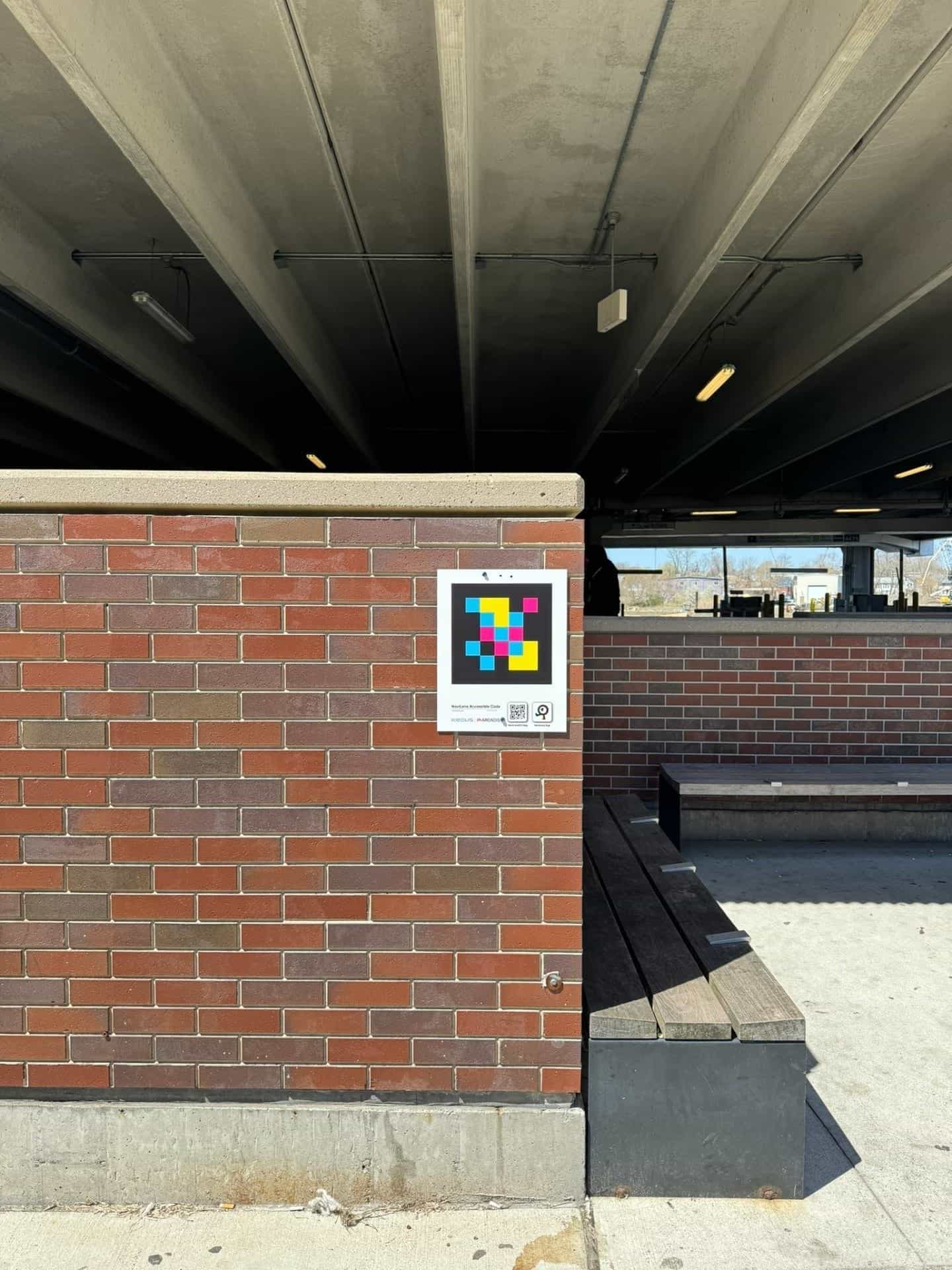 Salem MBTA — Code an Backsteinmauer mit NaviLens-Code