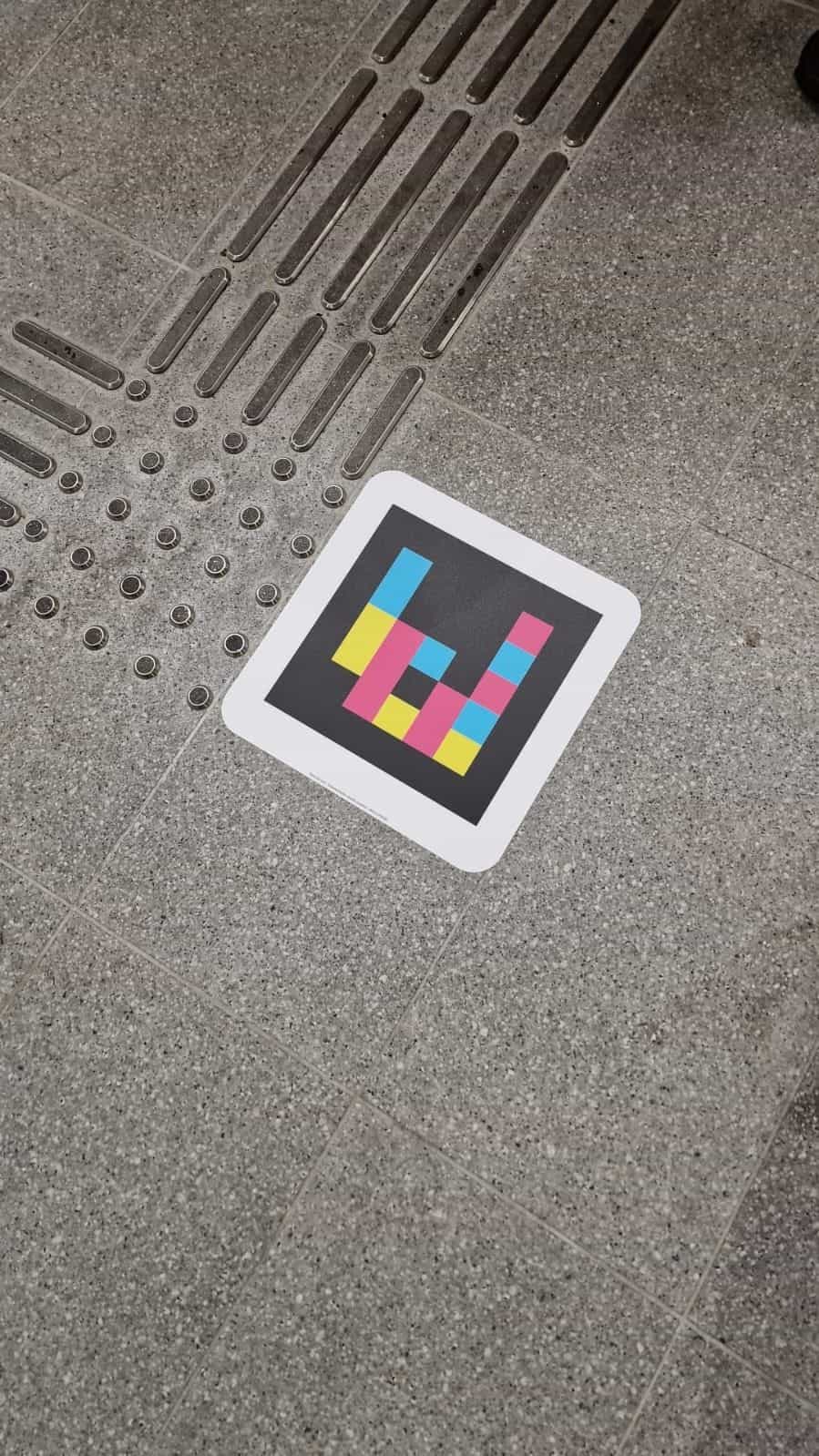 Belfast Grand Central — NaviLens-Code am Boden with NaviLens code