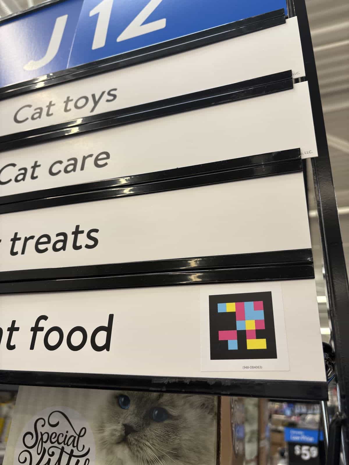 J12の柱でペット用品の各カテゴリー(Cat toys、Cat care、treats、food)の横に貼られたNaviLensコードのクローズアップ