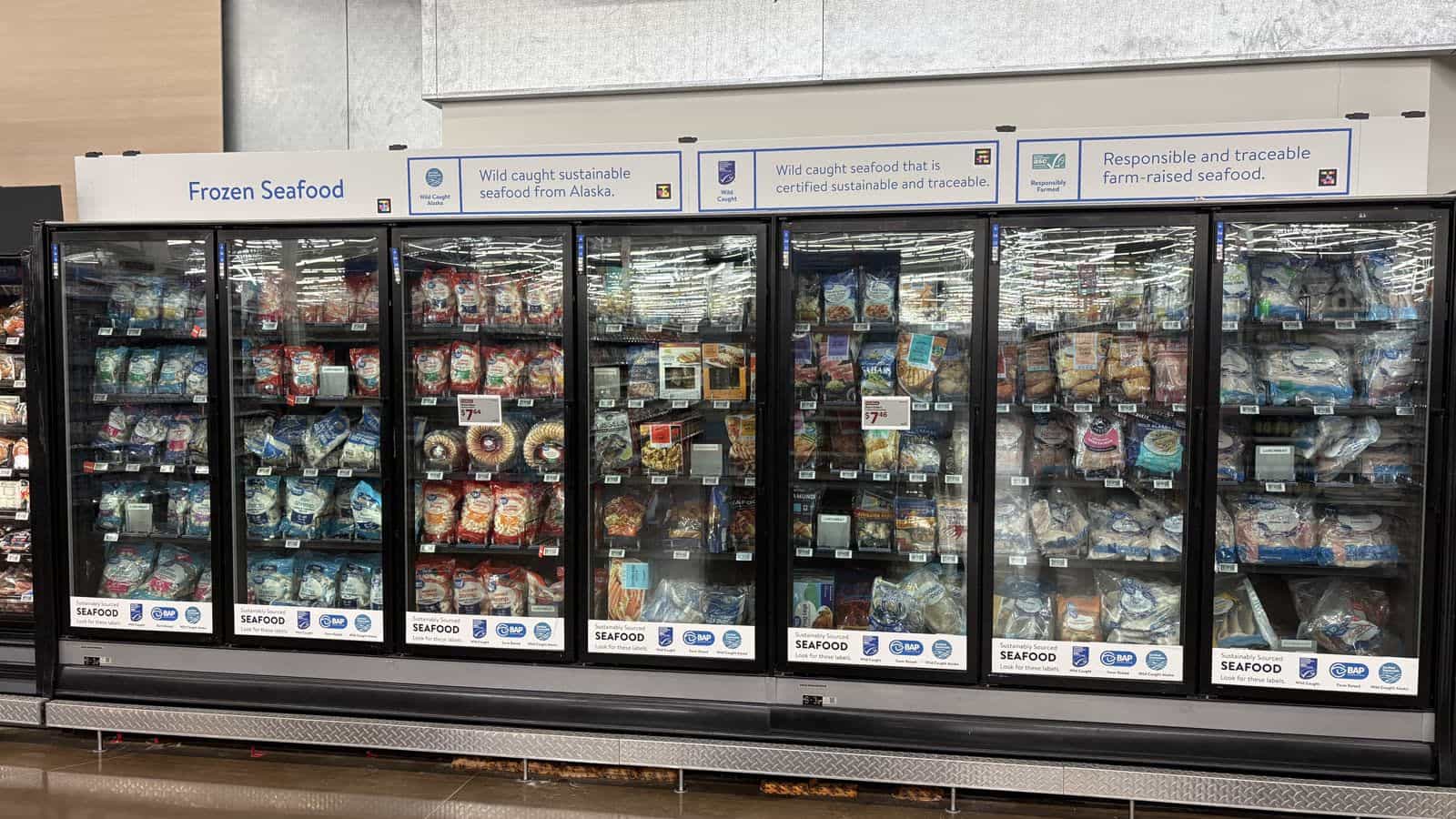 各冷凍庫の扉の上部にNaviLensコードが付いたFrozen Seafoodのショーケース