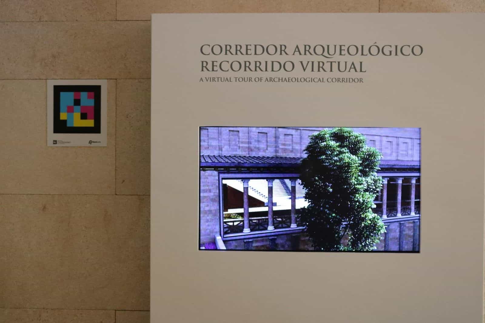 Corredor del recorrido virtual del Teatro Romano de Cartagena con código NaviLens
