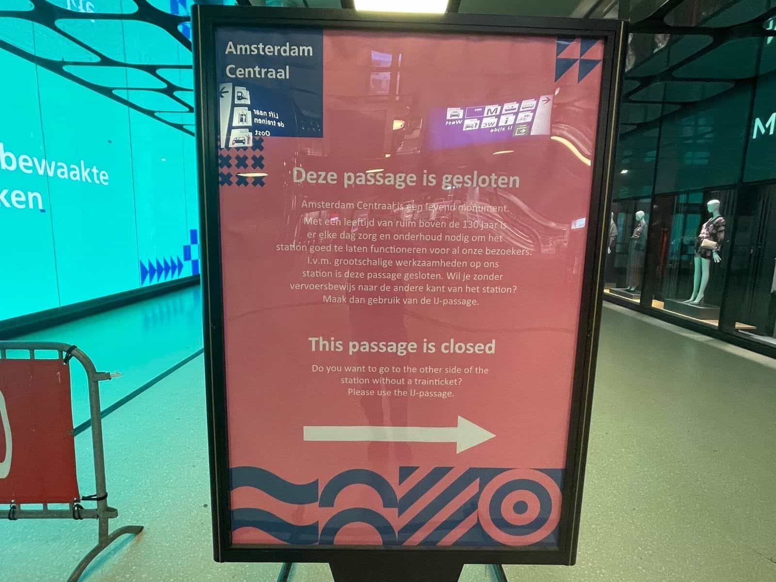 Denkmalrote Beschilderung in Amsterdam Centraal mit der Aufschrift 'This passage is closed' / 'Deze passage is gesloten' während der Sanierung