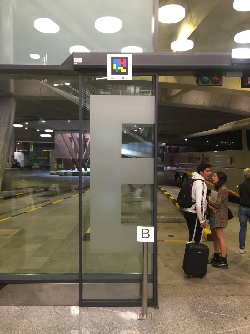 Donostia Geltokia Bahnhof — 21 barrierefreie Bussteige mit NaviLens (PESA · Lurraldebus · ALSA) — Donostia / San Sebastián