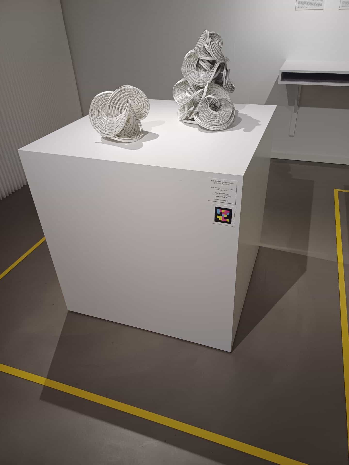 Museum for Papirkunst — Aphid Spirals / Hugging Aphid Spirals con codice NaviLens accanto alla didascalia