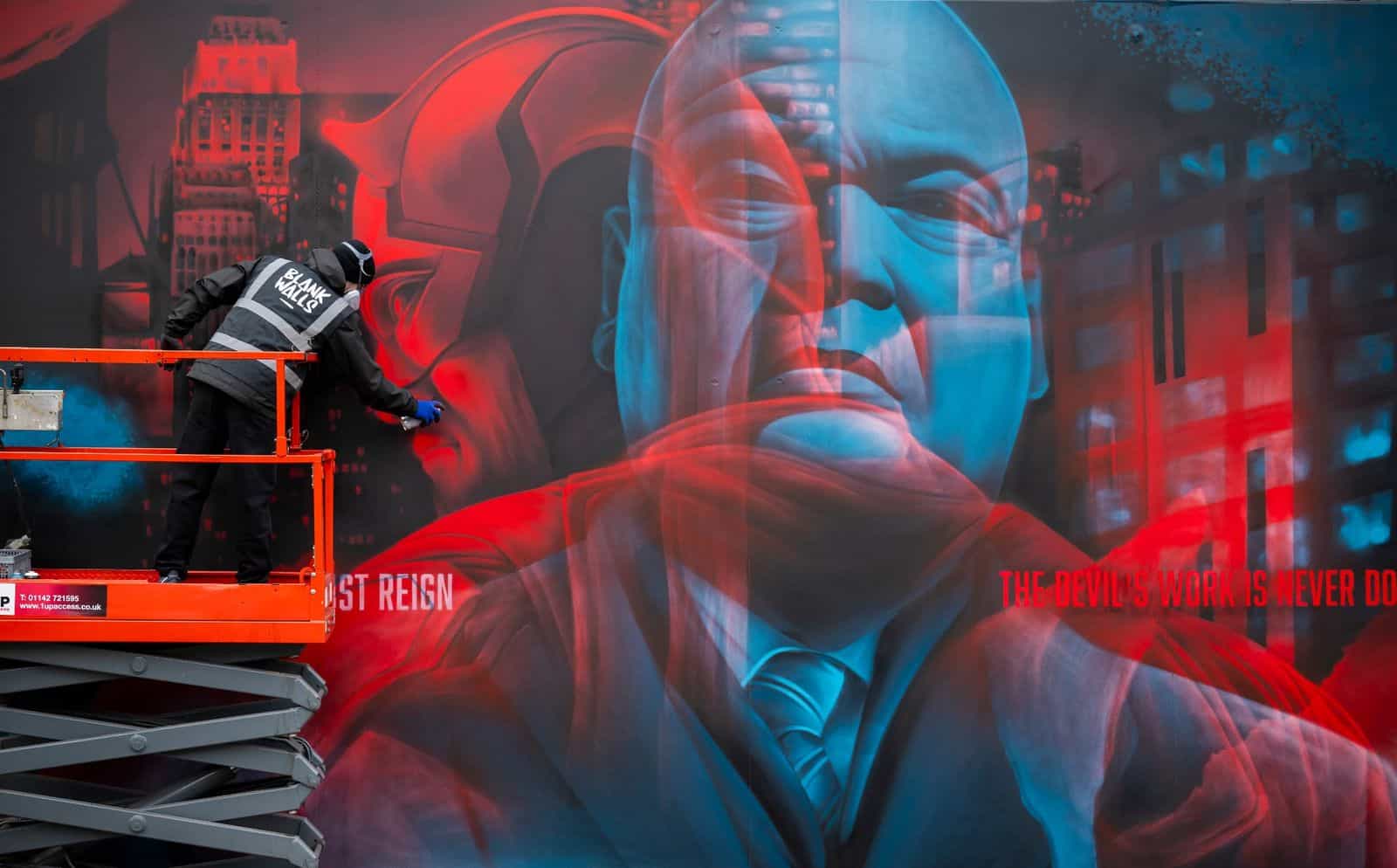 Dettaglio del murale a doppia esposizione: Daredevil in rosso e Kingpin in blu, sovrapposti allo skyline di Hell's Kitchen