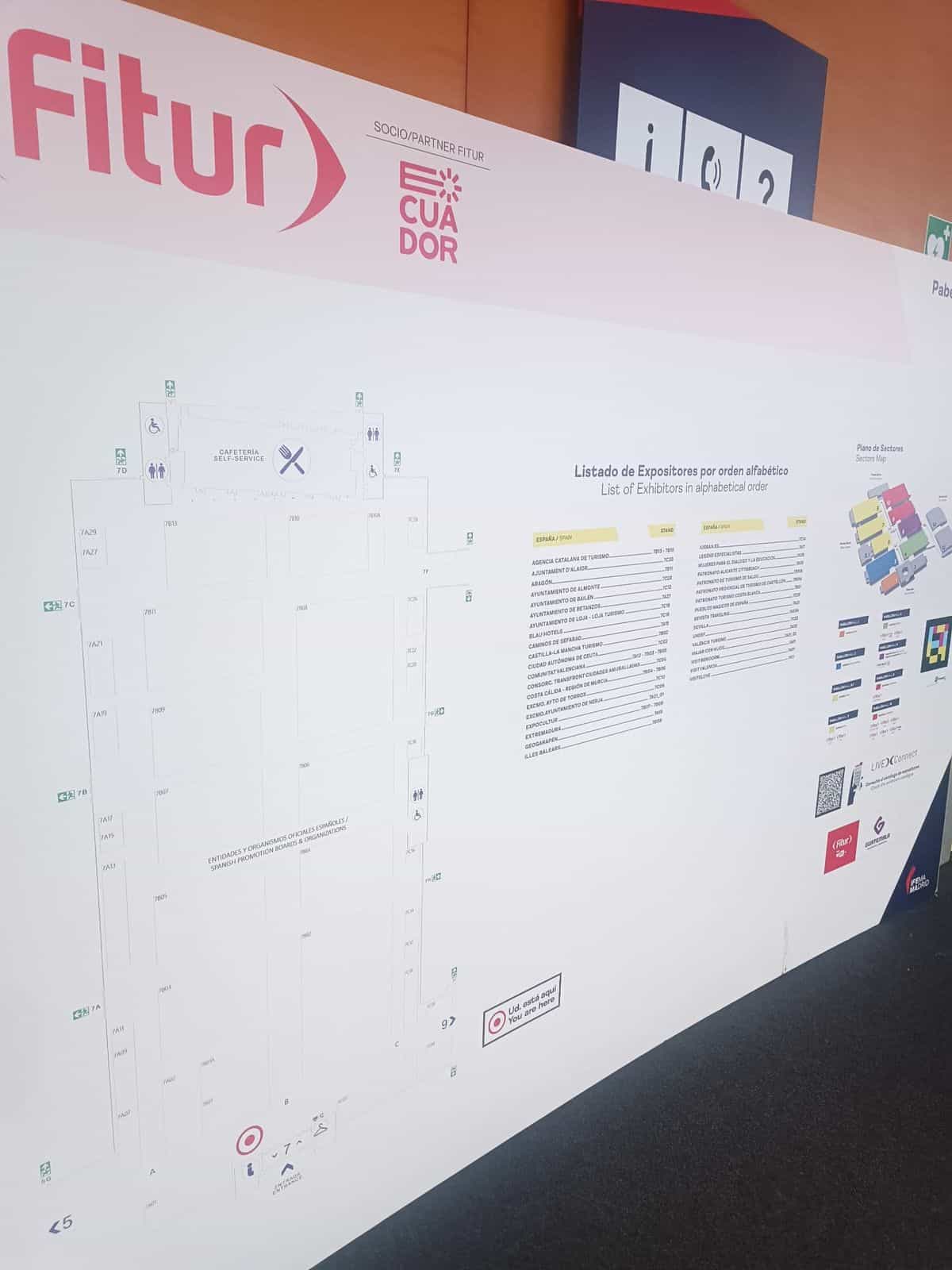 Directorio del Pabellón 7 de IFEMA MADRID con el plano del pabellón a la izquierda, el listado alfabético de expositores en el centro y, a la derecha, el plano de sectores junto a un cartel del propio FITUR 4all con su código NaviLens