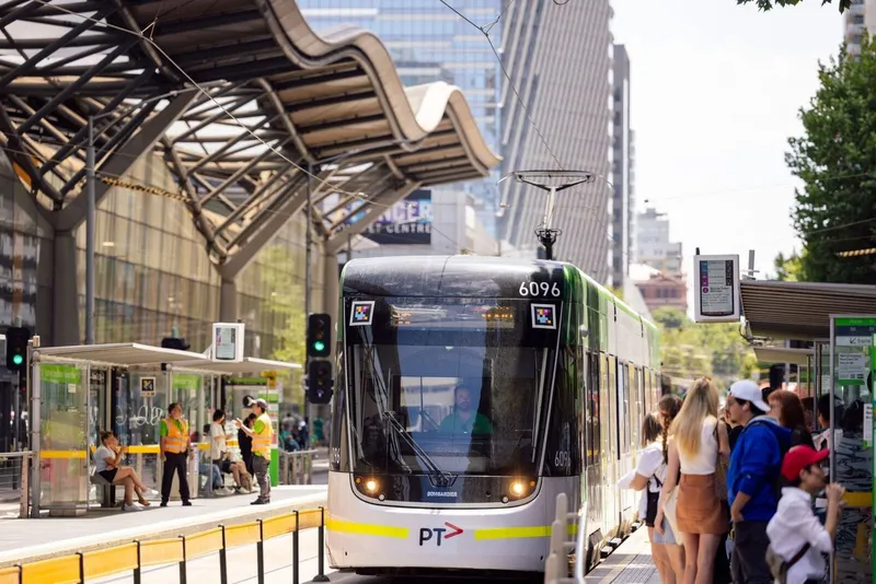 Yarra Trams (Melbourne) — NaviLens auf der Route 96 und der E-Class-Flotte — Melbourne
