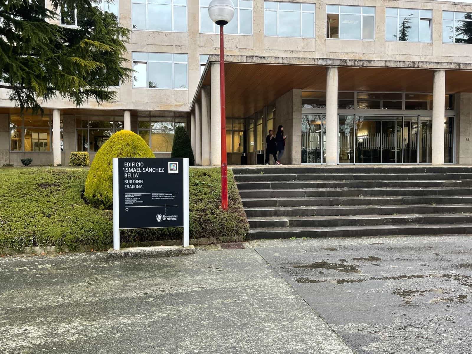 公式看板とNaviLensコードを備えたナバラ大学イスマエル・サンチェス・ベジャ棟の全景