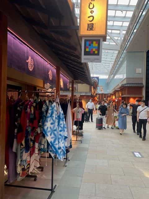 Yukata-Geschäft in Edo Koji mit hängendem NaviLens-Code neben dem Schild