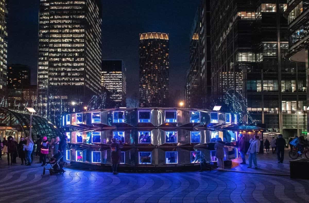 Instalación Emergence de This is Loop en The Circle (Leicester): cubos espejados con LEDs azules y visitantes alrededor