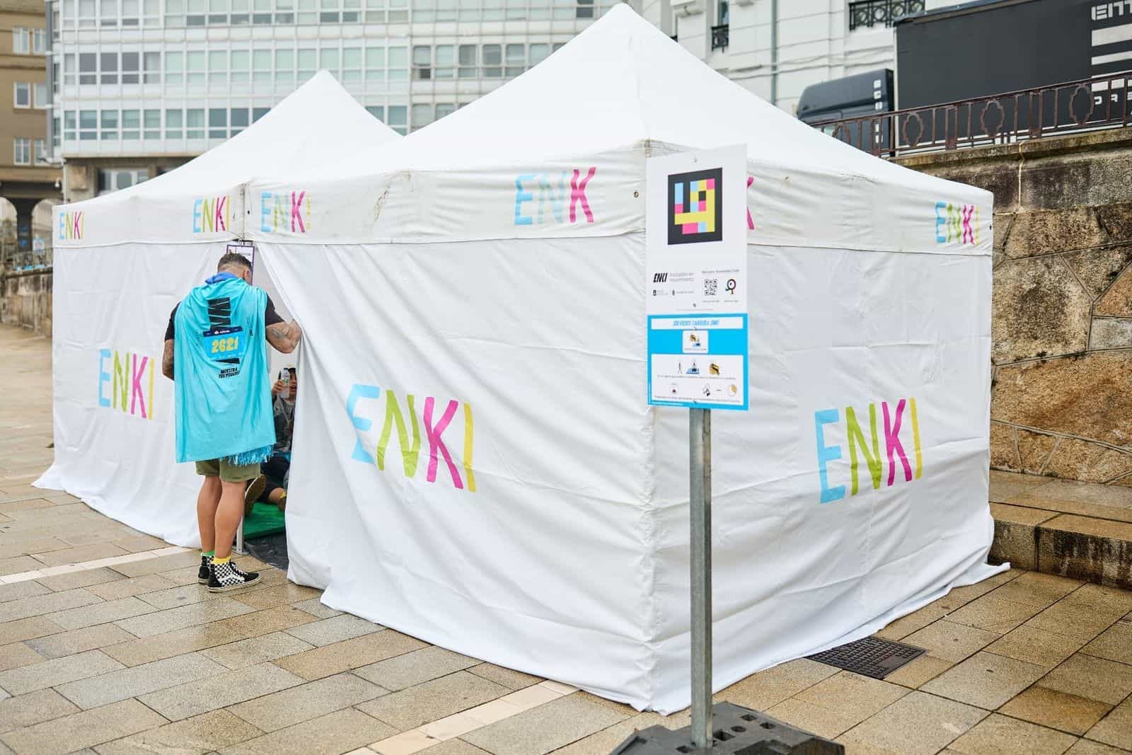 Eingangsbogen El Corte Inglés und NaviLens-Accessible-Code-Tafel mit ARASAAC-Piktogrammen am Hindernis Pompalia bei der Carrera ENKI 2024 in A Coruña