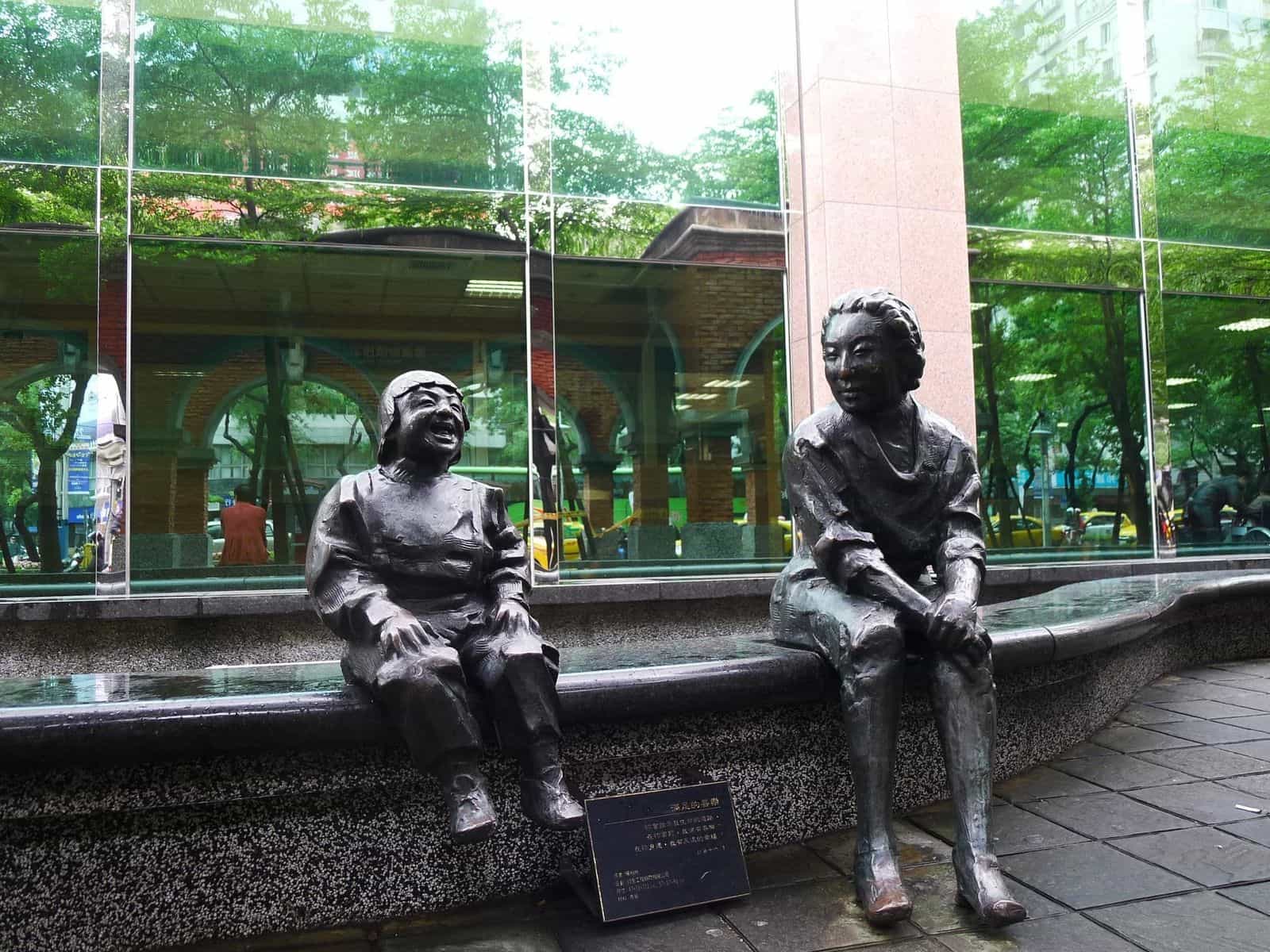 Anticamera e cortile anteriore del Mackay Memorial Hospital di Taipei visti dalla strada, con l’ingresso principale e la croce dell’ospedale in fondo