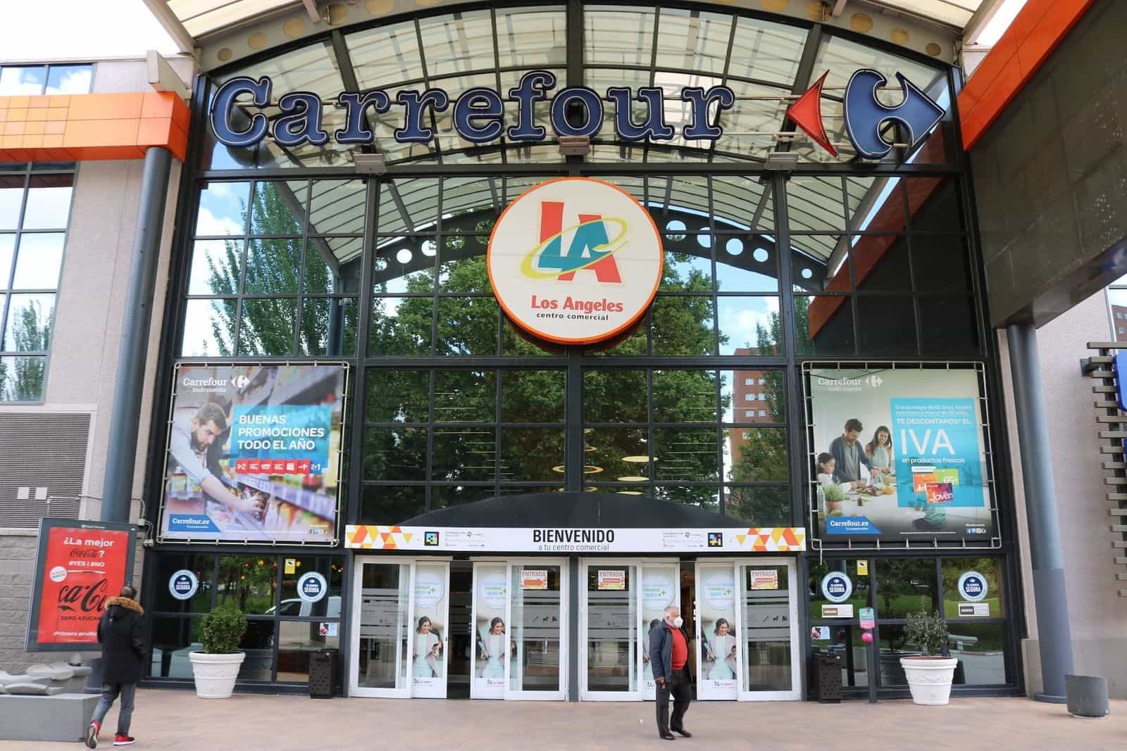 Entrée principale de l’hypermarché Carrefour du Centro Comercial Los Ángeles, avec une enseigne d’accueil intégrant des codes NaviLens à côté du texte « Bienvenue ».