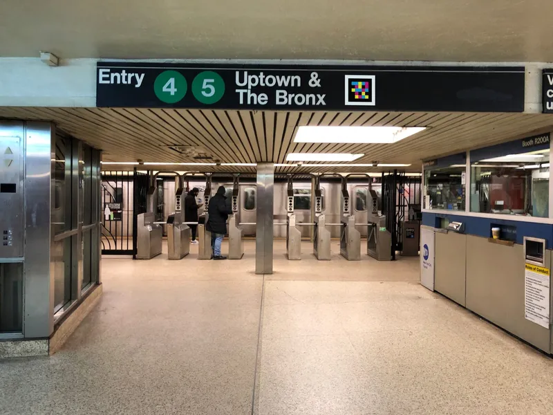 MTA NYCT — U-Bahn, Bus und Straße unter einem NaviLens-Code — New York