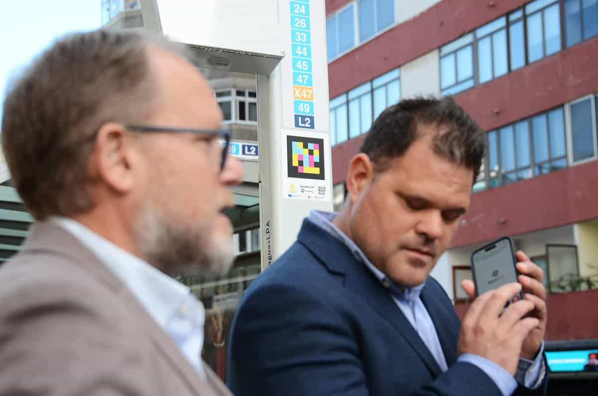 Escaneo de un código NaviLens en el poste-tótem de una parada de Guaguas Municipales con líneas 24, 26, 33, 44, 45, 47, X47, 49 y L2
