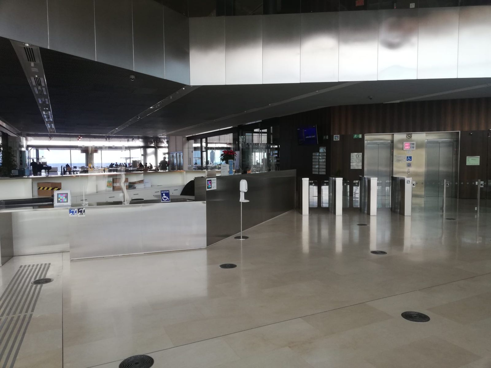 Oficina diáfana con personas trabajando
