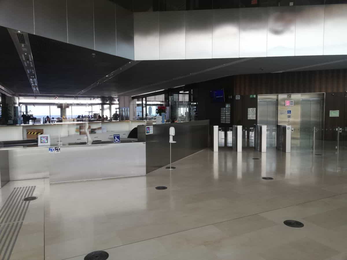 Oficina diáfana con personas trabajando