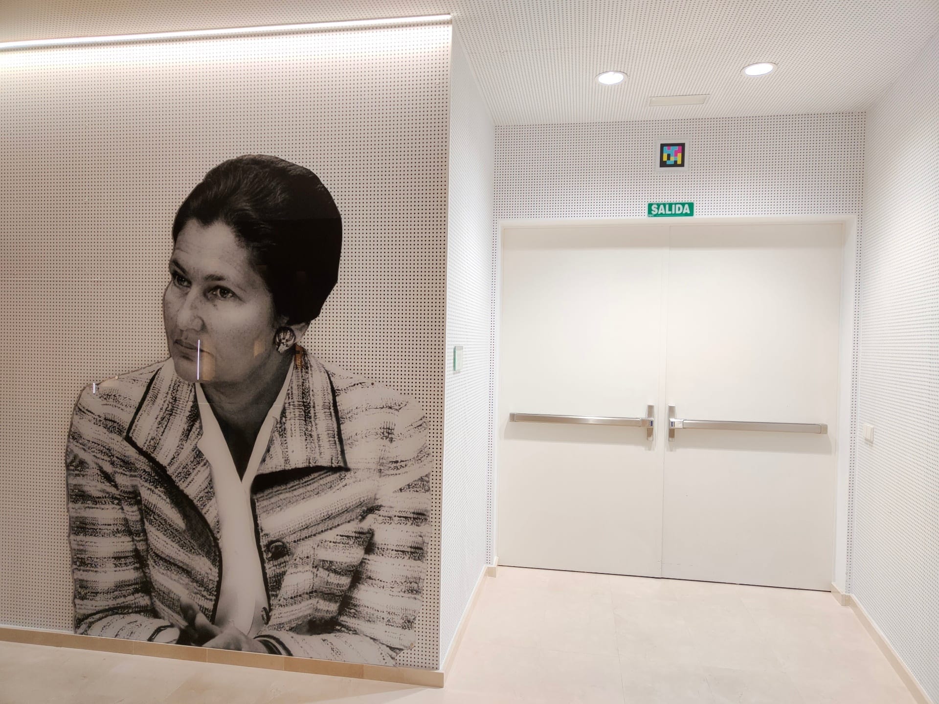 Entrance to the Simone Veil meeting room at EUIPO Alicante marked with a NaviLens code