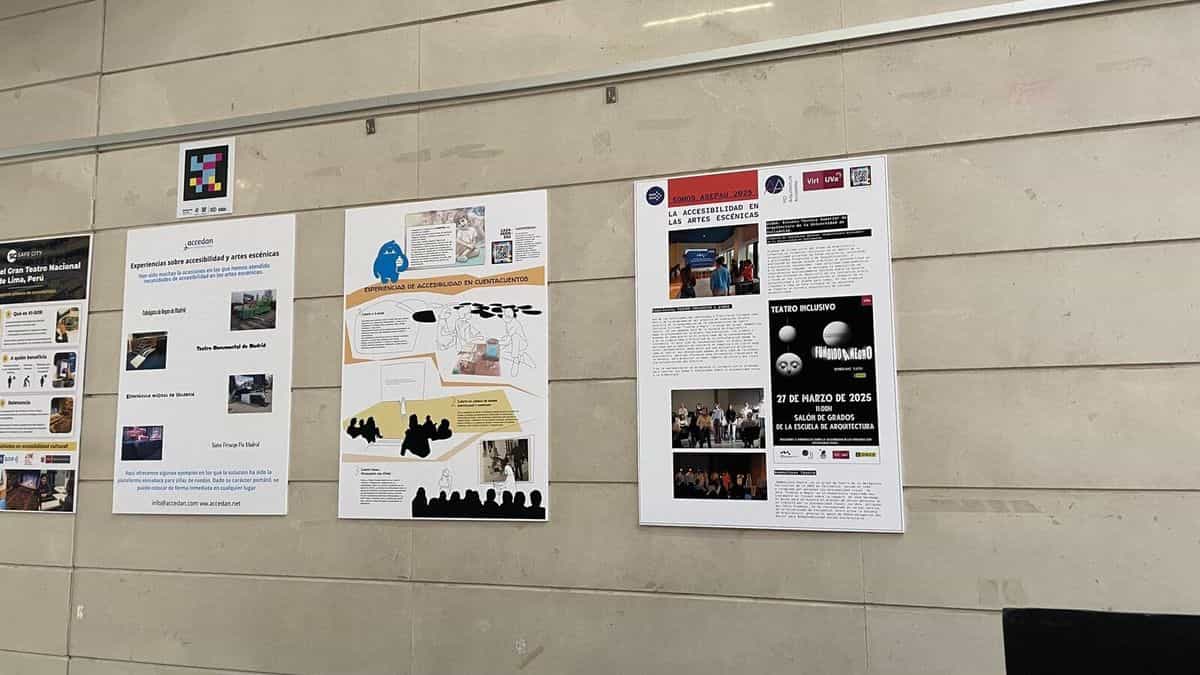 Gang der RESAD mit der Ausstellung „Somos ASEPAU 2025“ auf mehreren A2-Tafeln an der Wand: ganz links die Tafel des Gran Teatro Nacional de Lima zu Vi-SOR; daneben Tafeln von Accedan über Barrierefreiheitserfahrungen in den darstellenden Künsten, eine weitere zu barrierefreien Erzählungen und die zum inklusiven Theater der UVa; auf einer der Tafeln ein gerahmter NaviLens-Code direkt auf der Wand