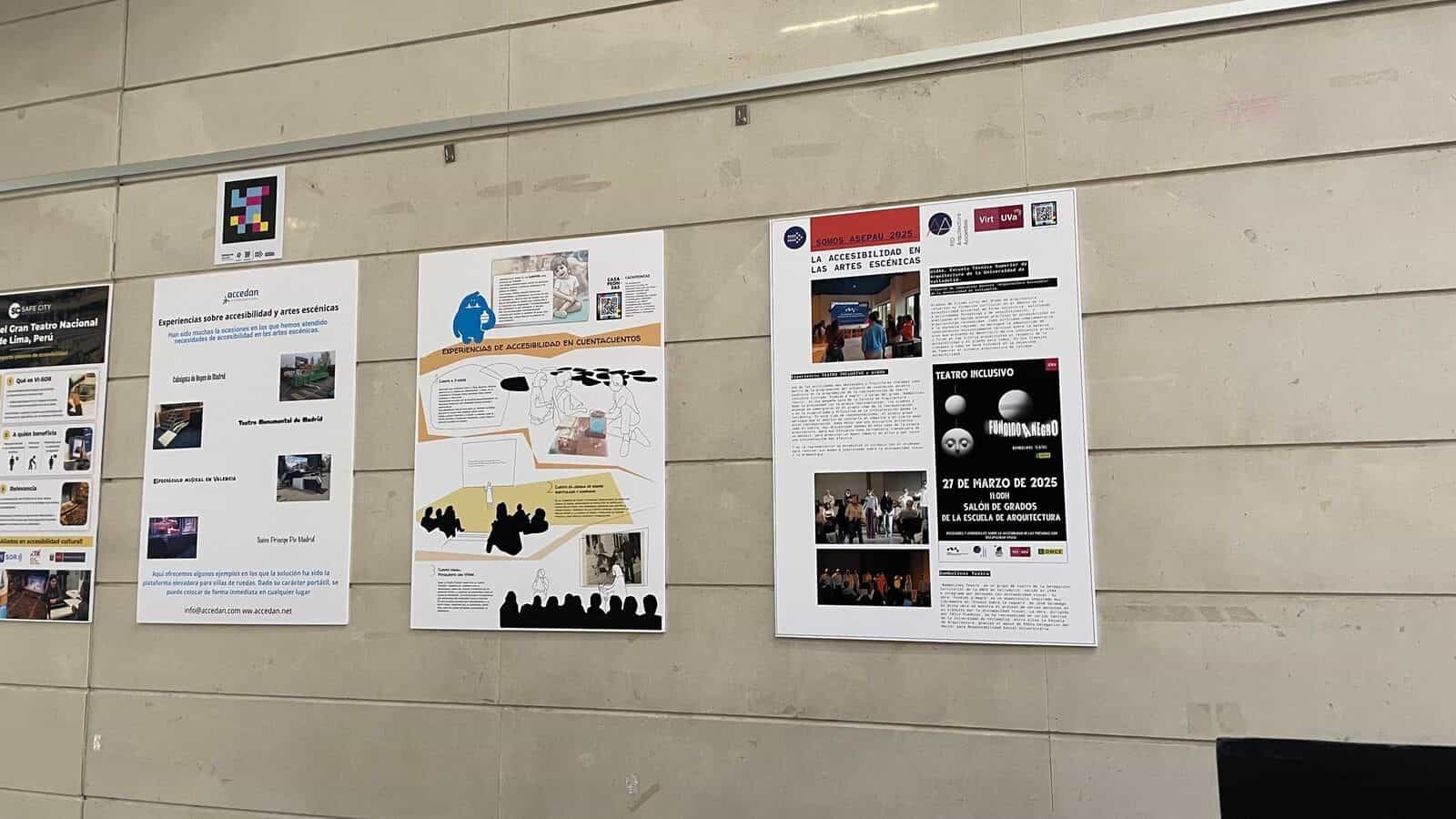 Gang der RESAD mit der Ausstellung „Somos ASEPAU 2025“ auf mehreren A2-Tafeln an der Wand: ganz links die Tafel des Gran Teatro Nacional de Lima zu Vi-SOR; daneben Tafeln von Accedan über Barrierefreiheitserfahrungen in den darstellenden Künsten, eine weitere zu barrierefreien Erzählungen und die zum inklusiven Theater der UVa; auf einer der Tafeln ein gerahmter NaviLens-Code direkt auf der Wand
