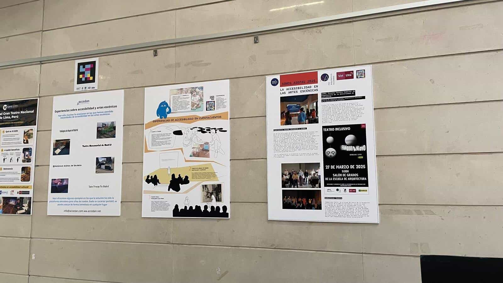 Corridor at RESAD with the “Somos ASEPAU 2025” exhibition spread across several A2 panels on the wall: at the far left, the panel about the National Grand Theatre of Lima and Vi-SOR; next, panels from Accedan on accessibility experiences in the performing arts, another on accessible storytelling and the one on inclusive theatre at the UVa; on one of the panels, a framed NaviLens code stuck directly to the wall