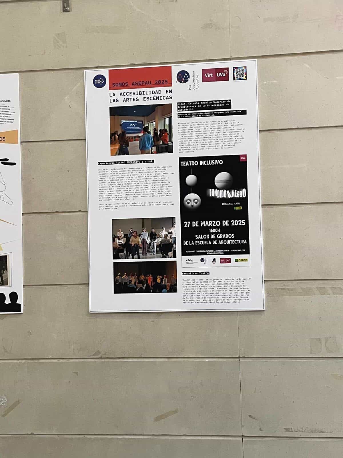 Tafel der Ausstellung „Somos ASEPAU 2025 · Barrierefreiheit in den darstellenden Künsten“ an einer Wand der RESAD: rote Kopfzeile mit dem Motto, Fotos des Projekts „pidAA“ der Universität Valladolid, Plakat der Aufführung „Fundido a negro“ von Bambalinas Teatro für den 27. März 2025 und Textblöcke zum inklusiven Theater