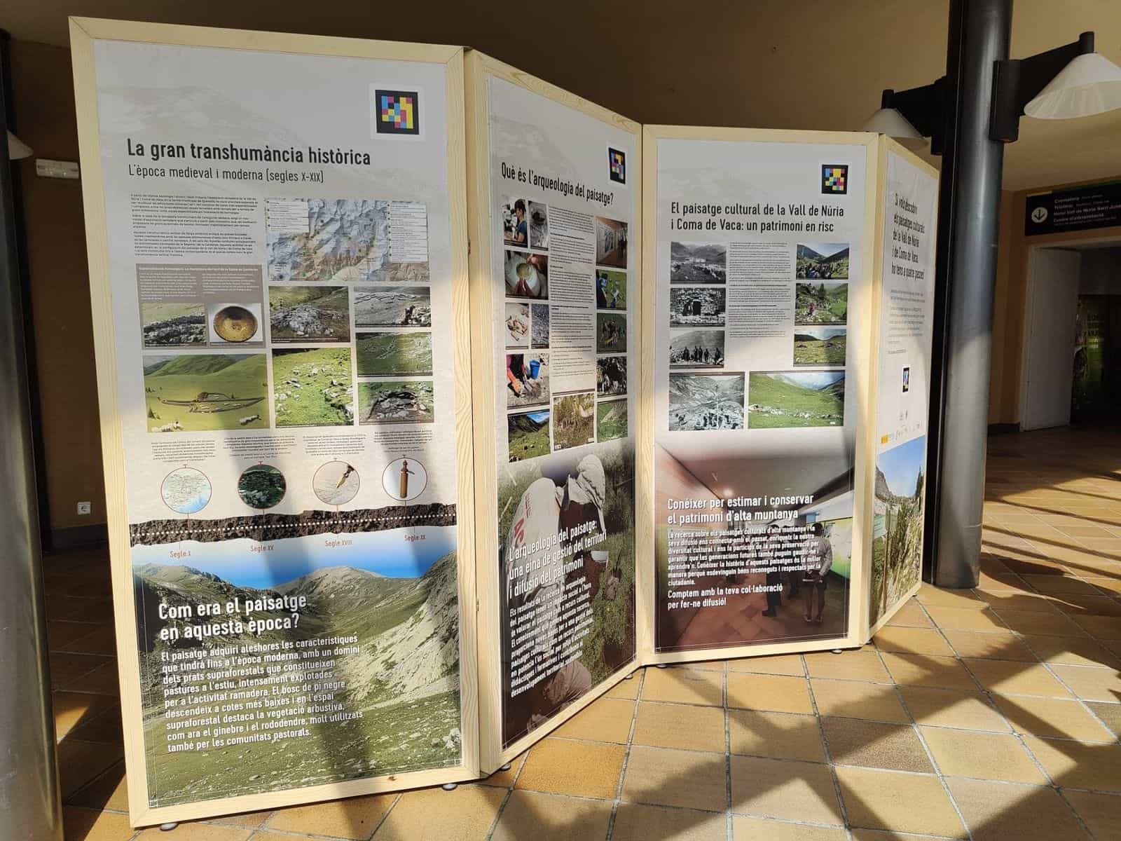 Veduta generale della mostra «Vall de Núria i Coma de Vaca» dell’ICAC nel centro di interpretazione della Vall de Núria, con pannelli pieghevoli e codici NaviLens sulla testata di ciascuno