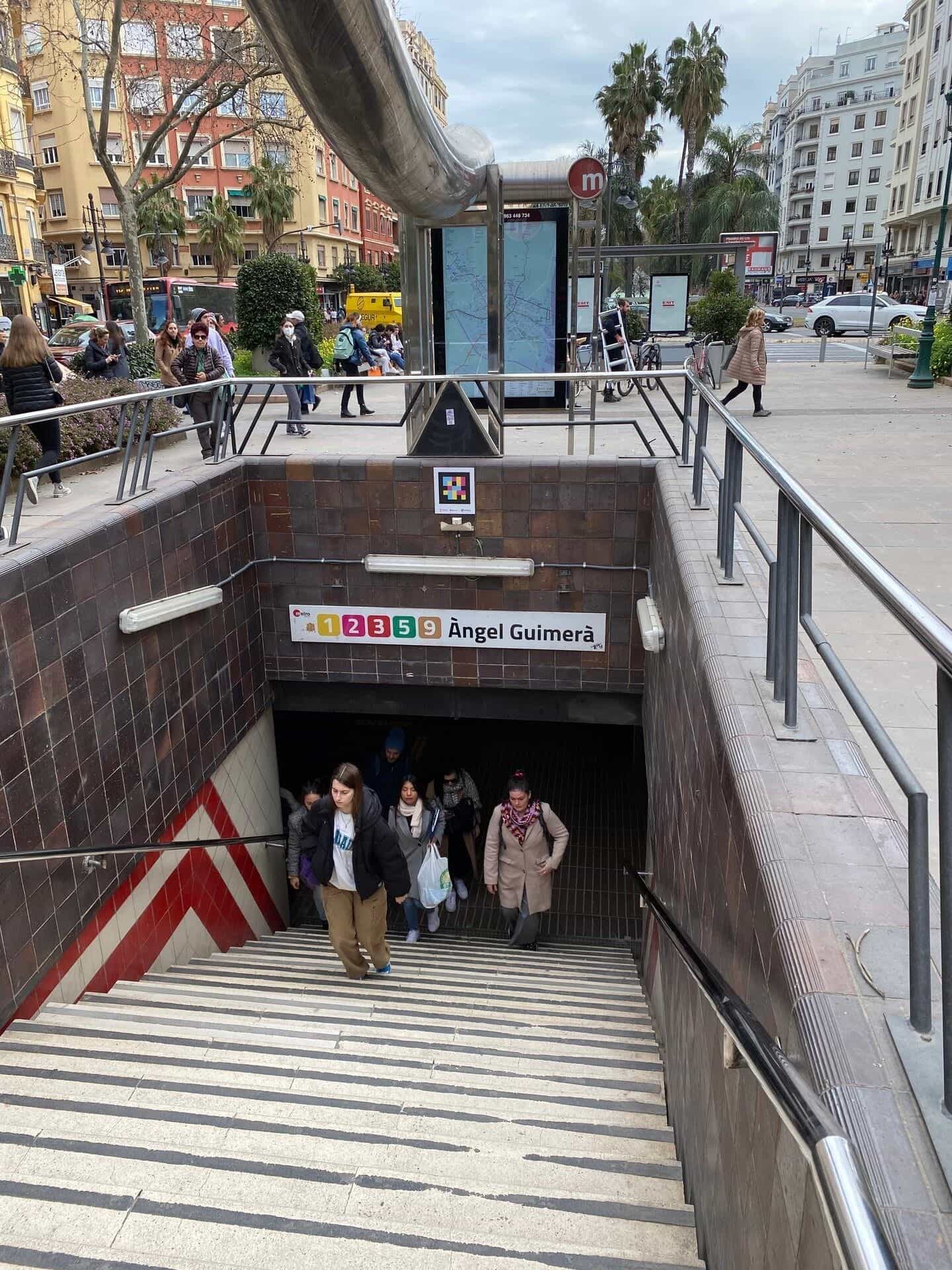 Boca de acceso a Àngel Guimerà (Metrovalencia · FGV · L1, L2, L3, L5, L9) con código NaviLens