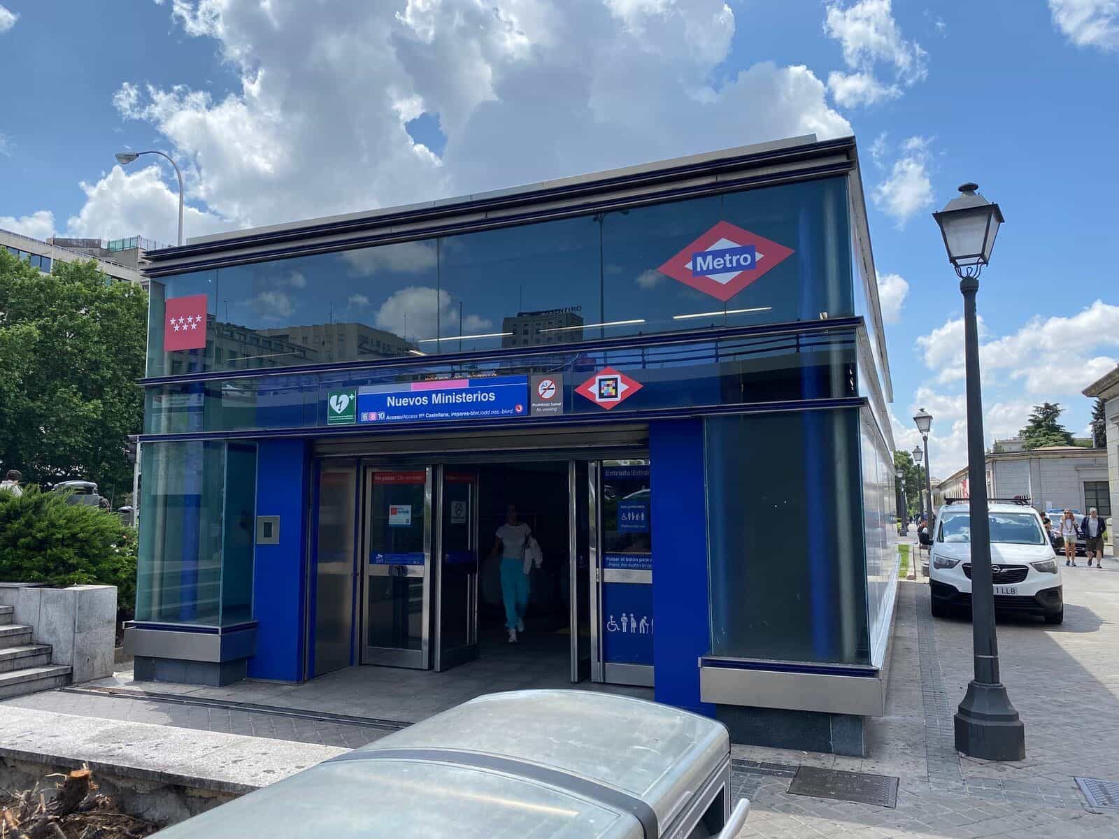 Exterior del cubo de cristal de Nuevos Ministerios (Metro de Madrid) con código NaviLens en el acceso desde la Castellana