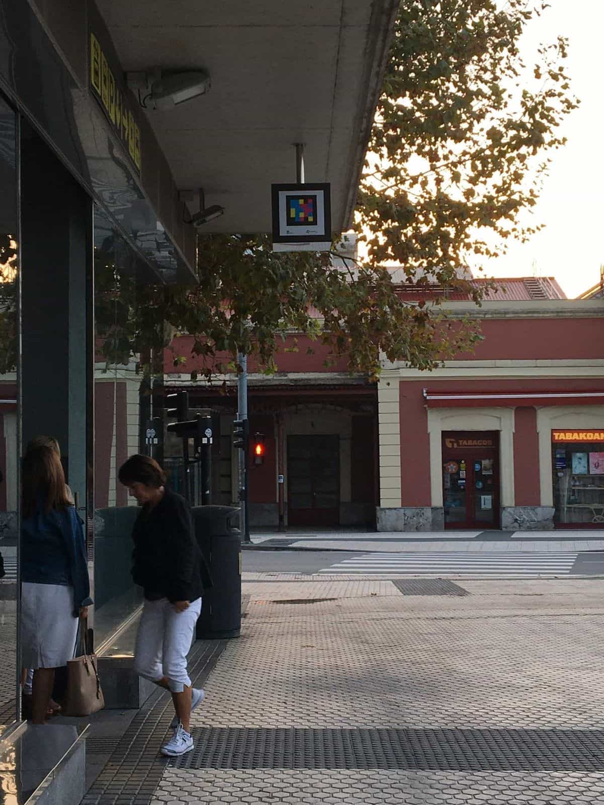 Cartel NaviLens colgado del techo de la marquesina exterior de la estación de autobuses de Donostia