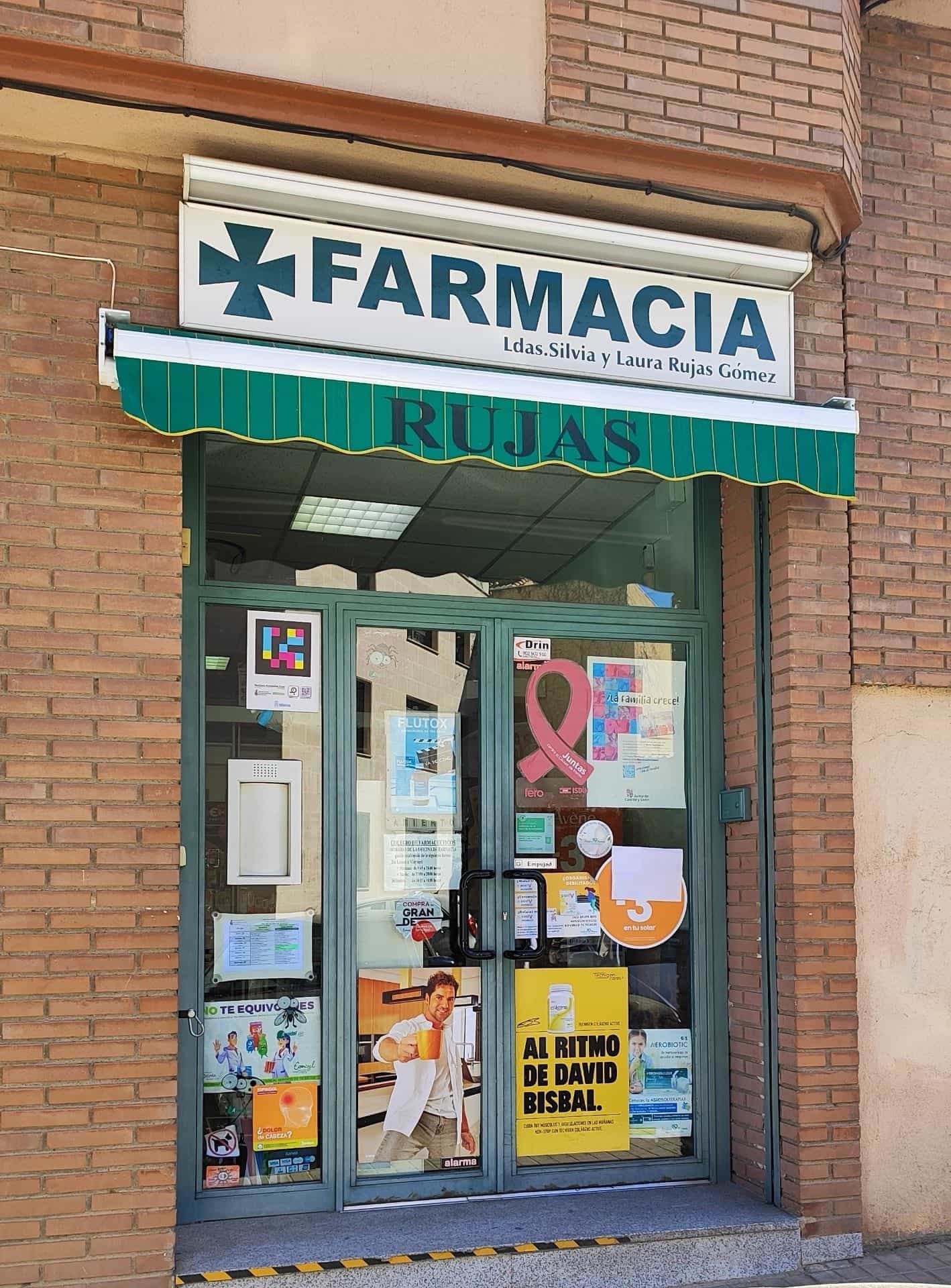 Fassade der Farmacia Rujas in Segovia mit dem NaviLens-Schild der COF an der Glastür