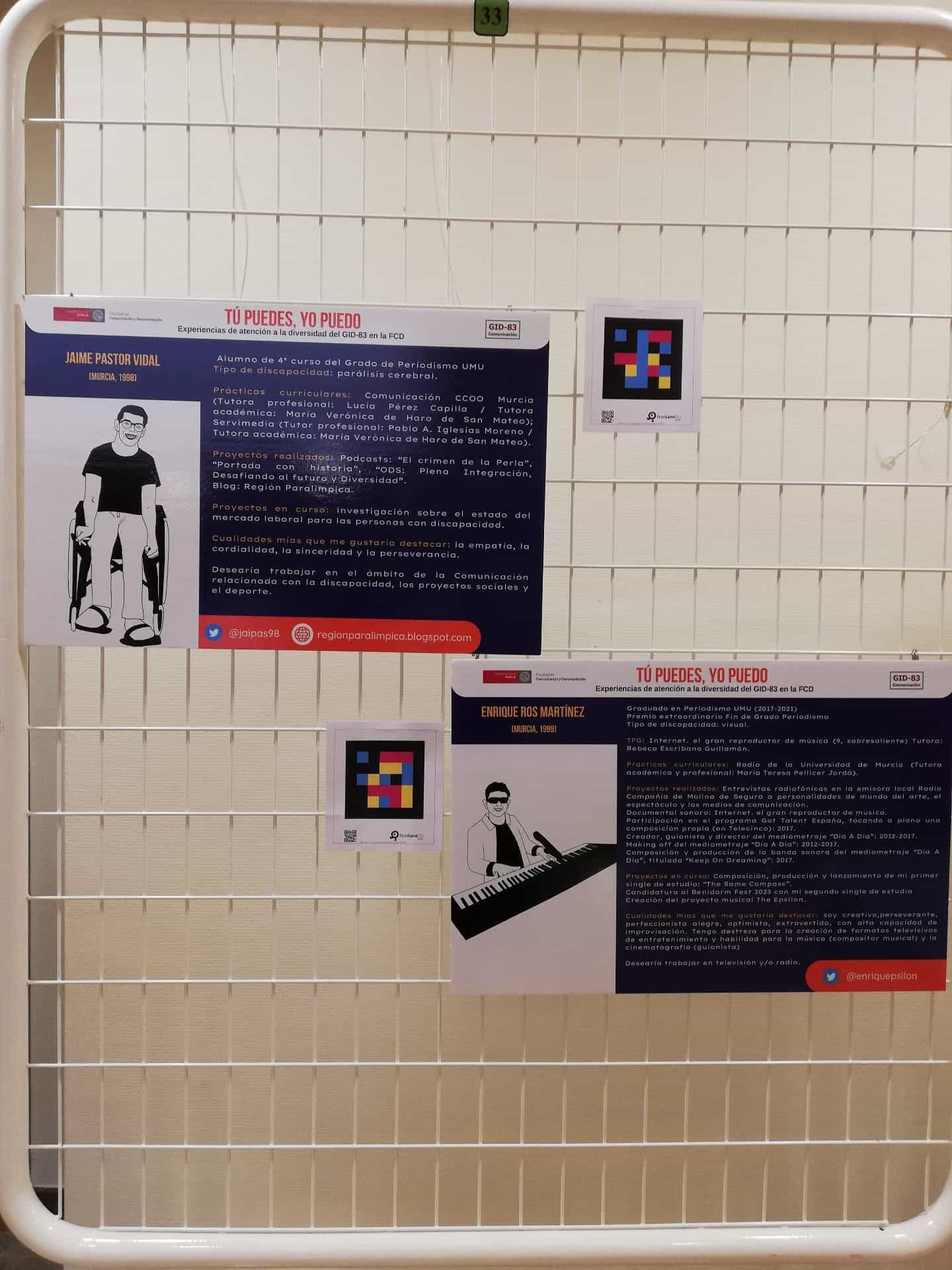 Zwei Tafeln der Ausstellung „Tú puedes, yo puedo“ mit den Profilen von Jaime Pastor Vidal und Enrique Ros Martínez, je mit eigenem NaviLens-Code