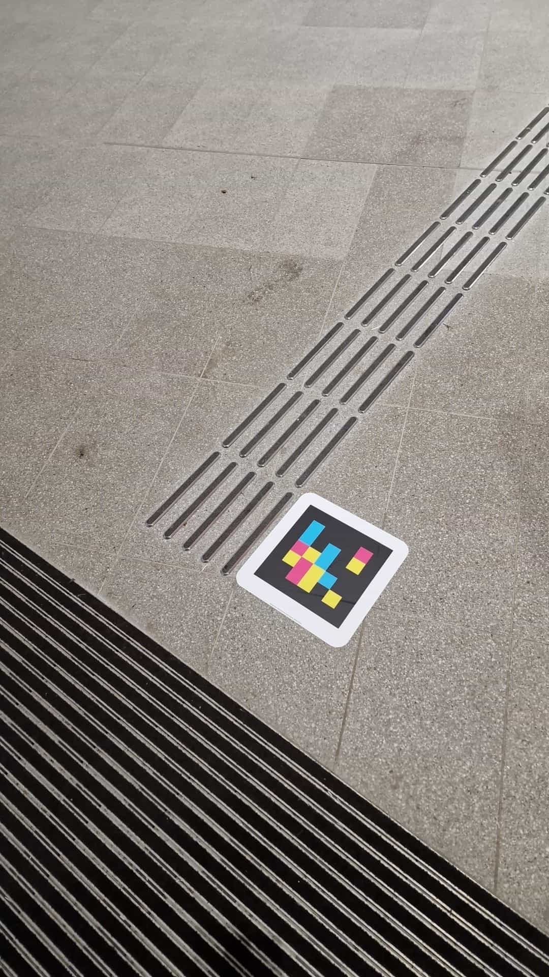 Belfast Grand Central — Bodencode · Treppen with NaviLens code