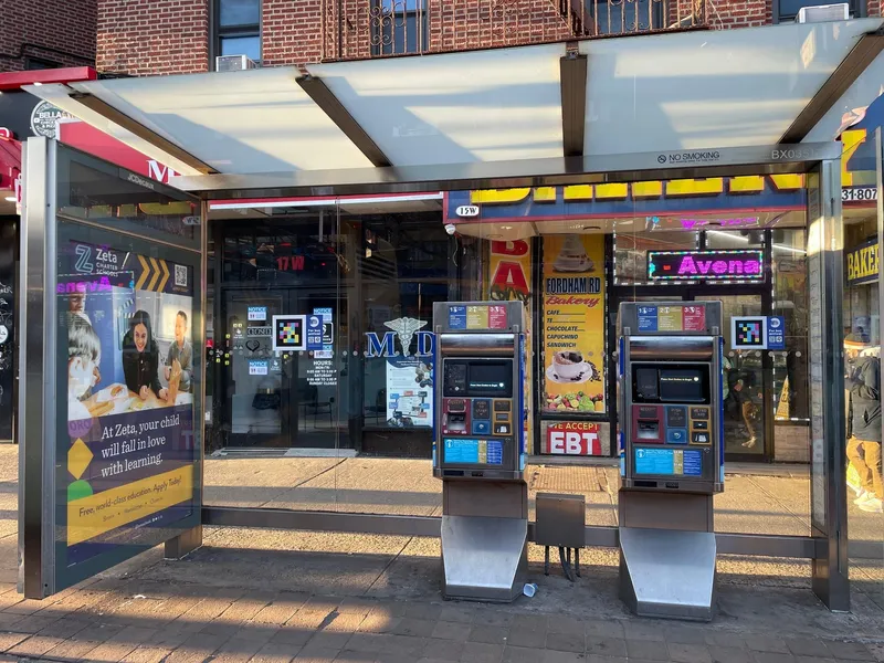 MTA-Bushaltestellen in der Bronx — Wartehäuschen und Masten mit NaviLens — Bronx