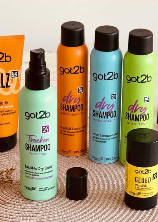 Bote de got2b Glued 4 Brows & Edges con código NaviLens accesible para personas ciegas en góndola de droguería.