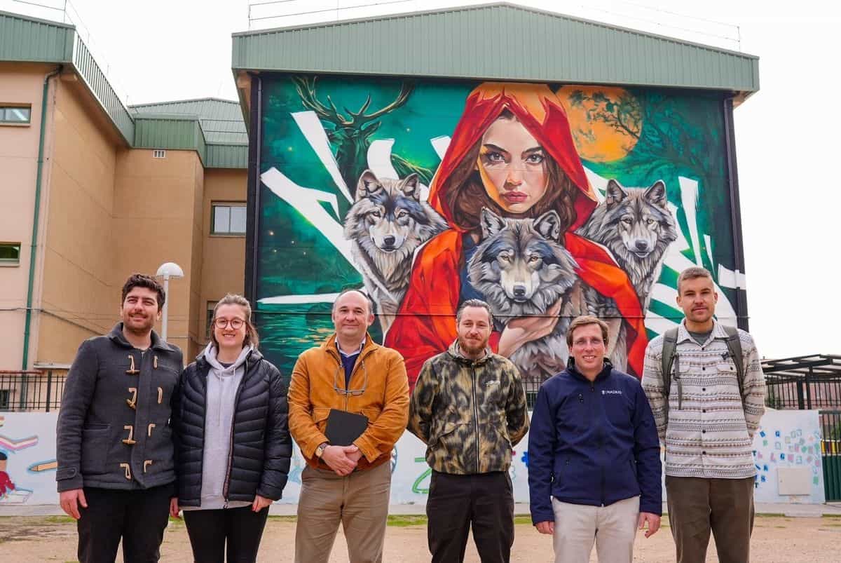 Foto de grupo en la inauguración de Muraltalaz frente al mural «Familia de lobos» de Asem Navarro, con representantes del CRE de la ONCE en Madrid, la Junta Municipal, el muralista Asem Navarro y el alcalde de Madrid José Luis Martínez-Almeida.