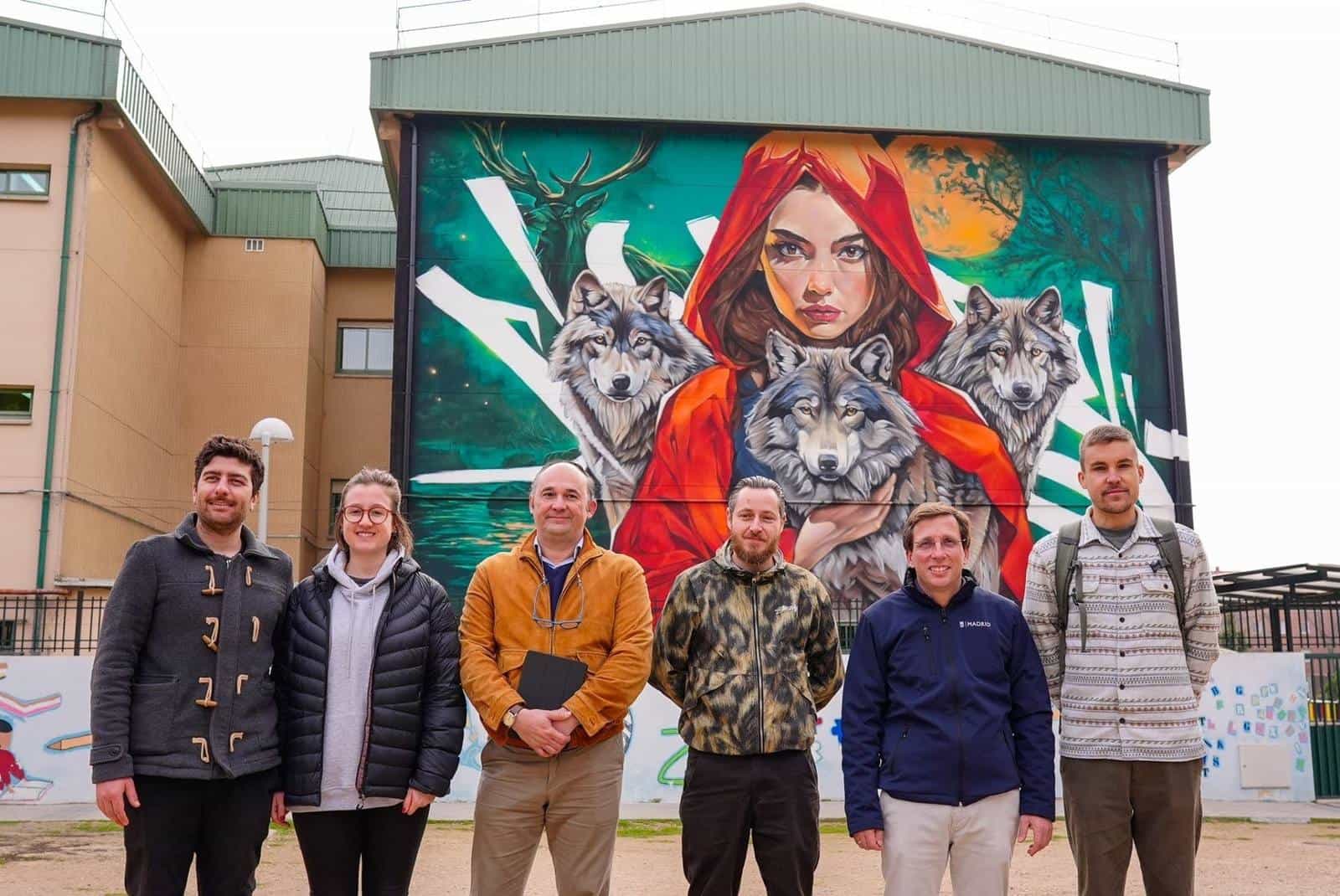 Group photo at the Muraltalaz inauguration in front of Asem Navarro's “Family of Wolves” mural, with representatives from the ONCE Resource Center in Madrid, the District Council, the artist Asem Navarro and the Mayor of Madrid José Luis Martínez-Almeida.