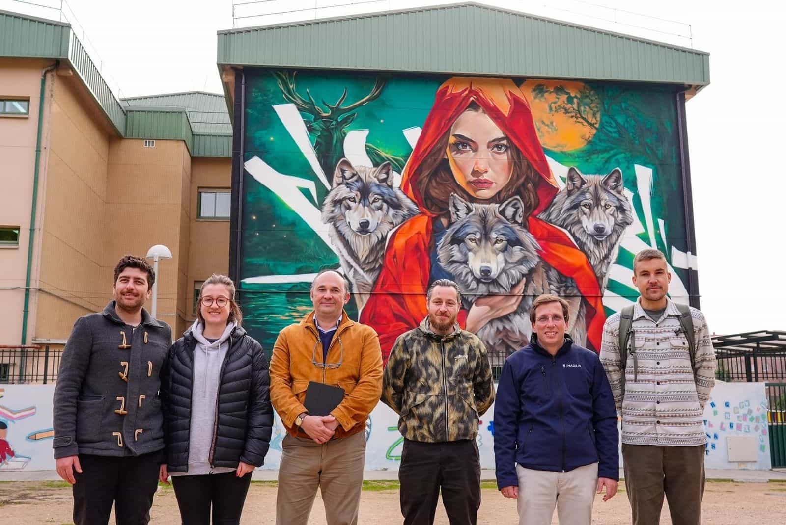 Foto di gruppo all’inaugurazione di Muraltalaz davanti al murale «Familia de lobos» di Asem Navarro, con i rappresentanti del CRE dell’ONCE di Madrid, la Giunta municipale, il muralista Asem Navarro e il sindaco di Madrid José Luis Martínez-Almeida.