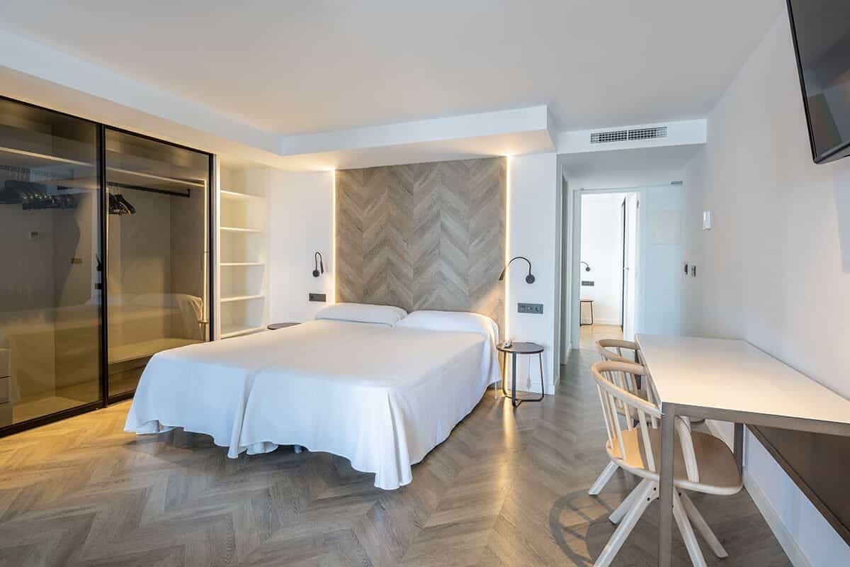 Superior-Zimmer im Climia Belroy mit Doppelbett, neutraler Einrichtung und Zugang zu einer Terrasse mit Ausblick