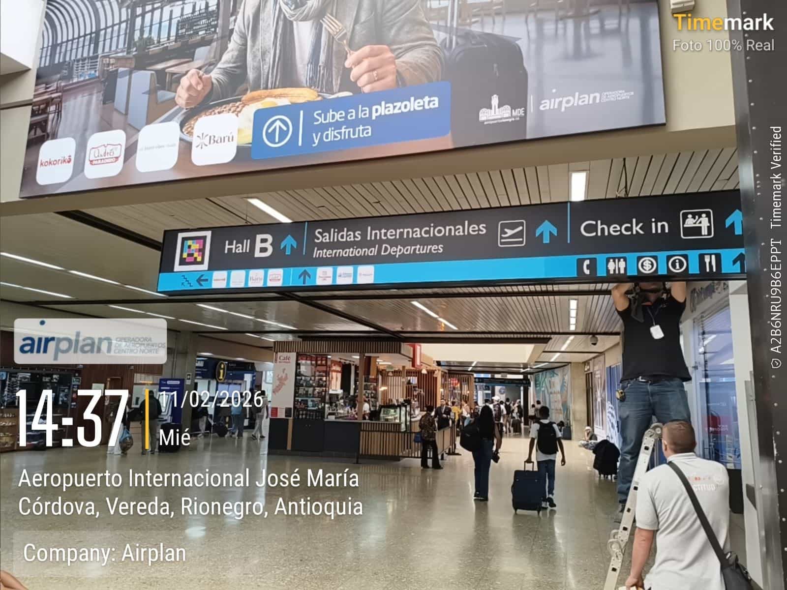 Hall d’enregistrement de l’aéroport José María Córdova (Rionegro, Medellín) avec marqueurs NaviLens à côté des comptoirs de départs internationaux