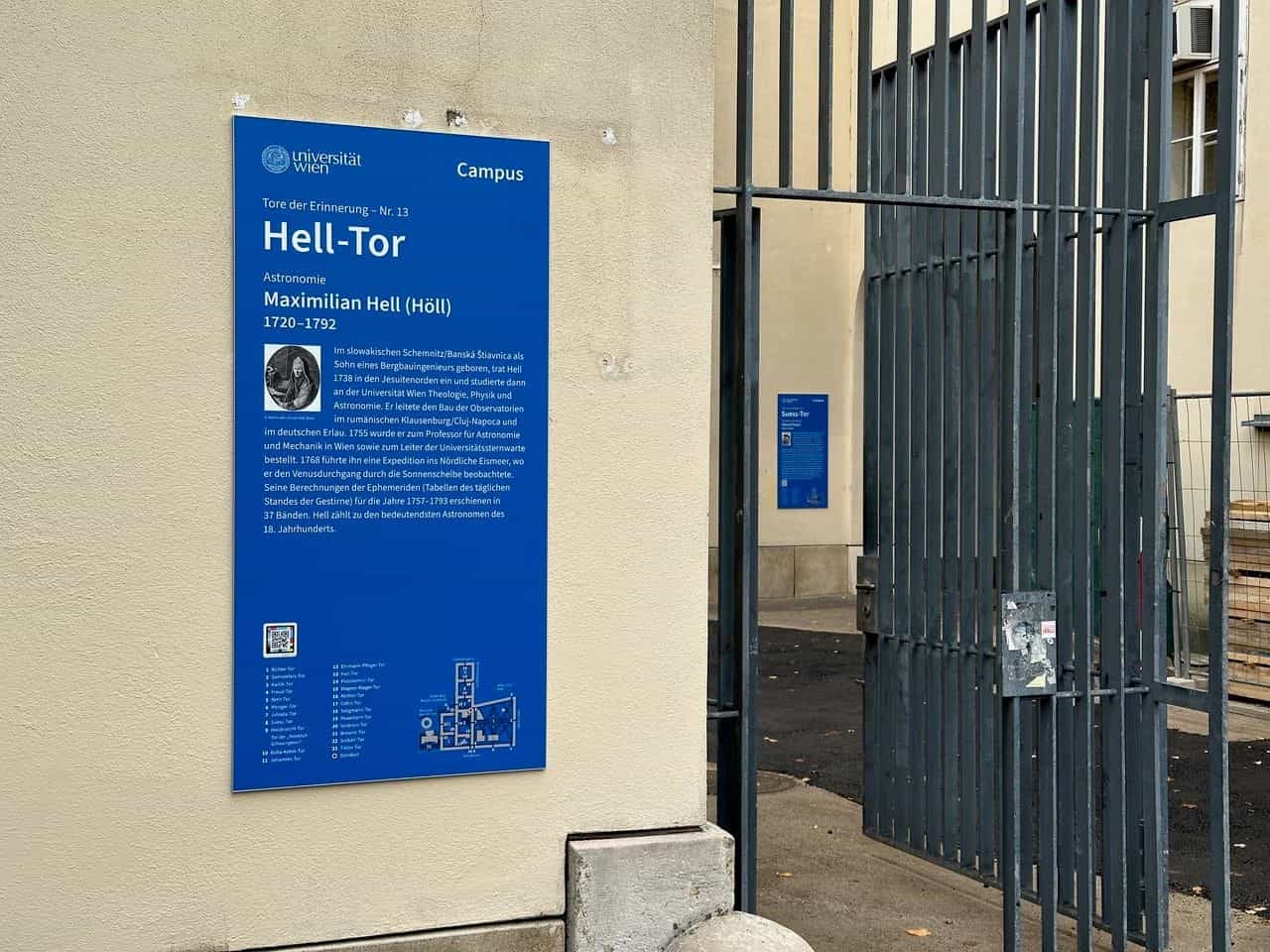 Panel del «Hell-Tor Nr. 13» en el campus Altes AKH de la Universität Wien con código NaviLens