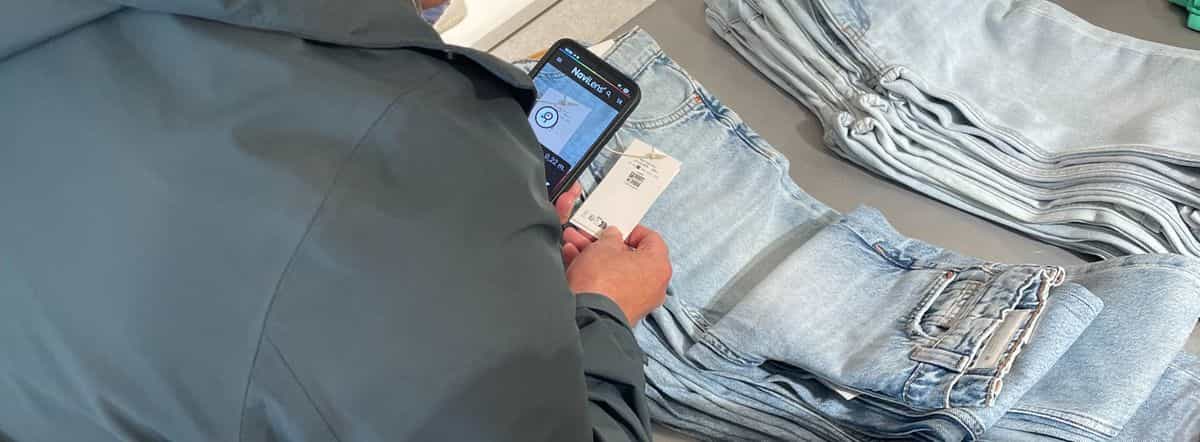 Etiqueta colgante de una prenda Inditex con el código NaviLens junto al QR habitual