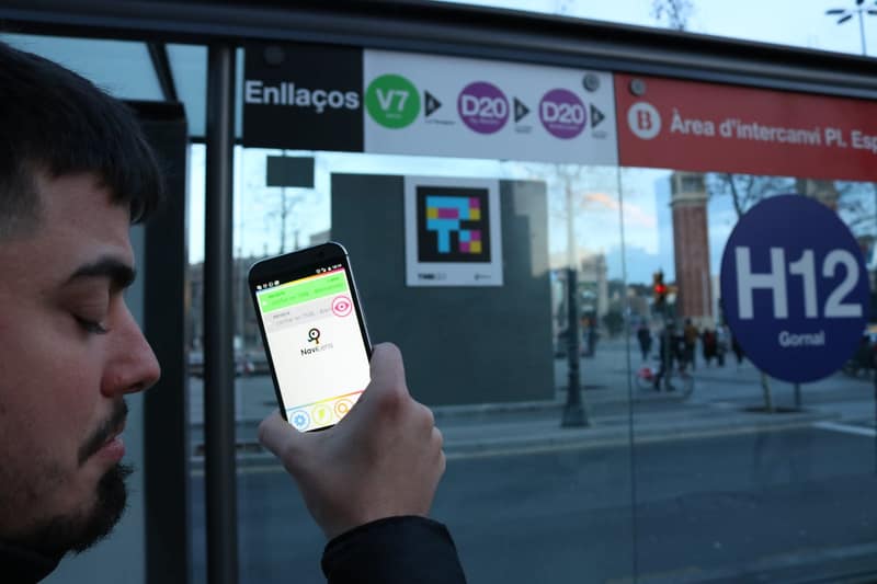 Pedro, usuario de NaviLens, escanea un código en una parada de autobús