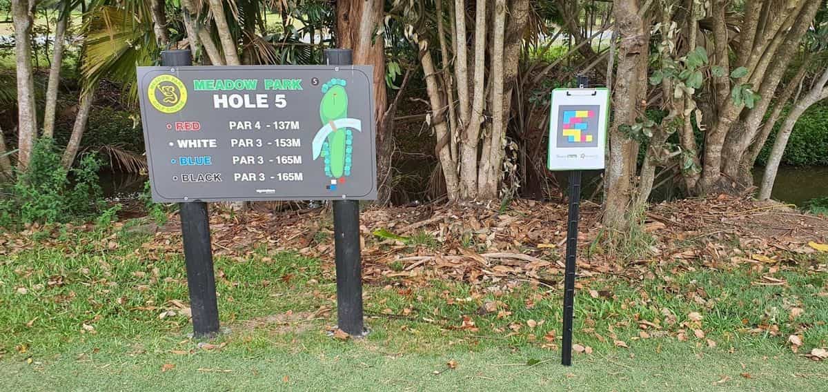 World Blind Golf · Meadow Park — Una placa por tee-box