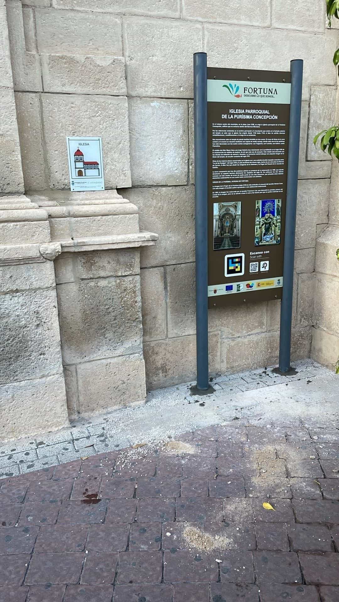 Tótem patrimonial frente a la Iglesia Parroquial de la Purísima Concepción de Fortuna: cartela completa con historia del templo barroco, fotografías del altar mayor y de la Virgen, código NaviLens cuadrado y placa ARASAAC con el pictograma «Iglesia»