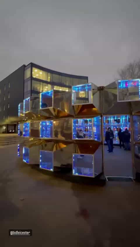 Emergence (Leicester) — Cubi specchiati con LED azzurri