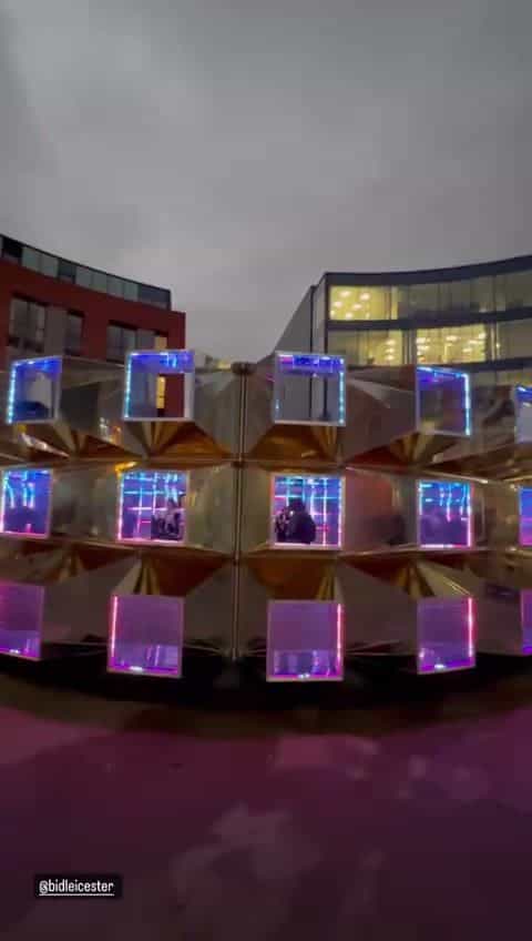 Emergence (Leicester) — Cubi in azzurro e magenta
